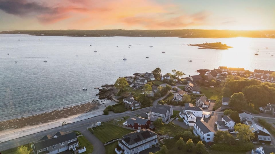 Niles Beach House House in Gloucester