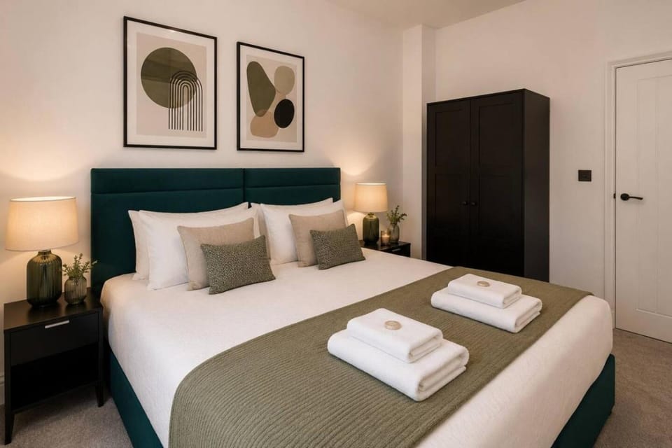 Photo of the whole room, Bedroom, towels, wardrobe