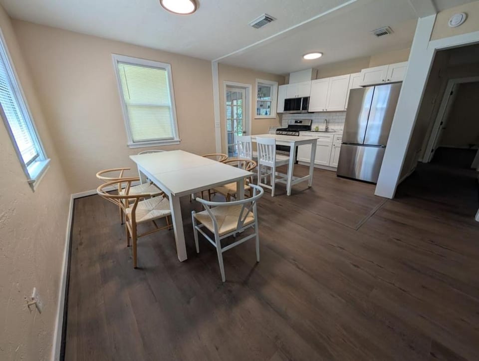 Parking Palace 8 spaces plus sleeps 8 House in Gainesville