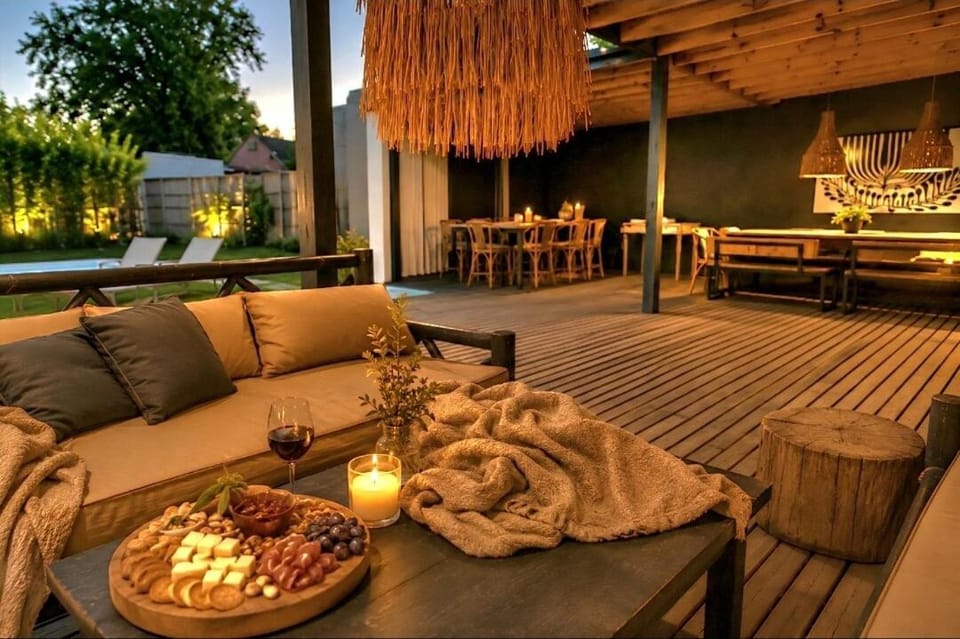 Patio, Food and drinks, Seating area, Food