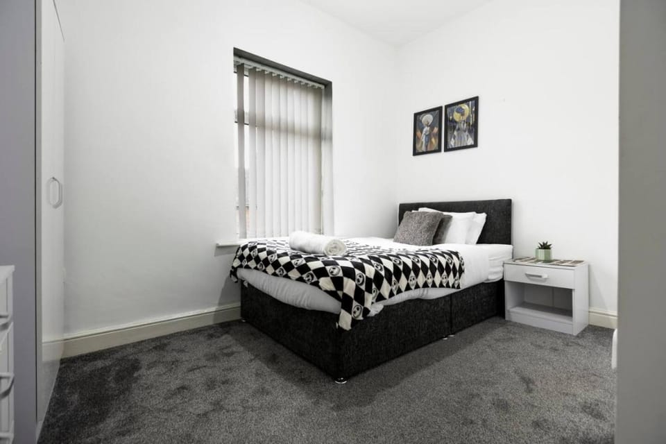 4 BR House, Free Parking, All En Suites House in Newcastle-under-Lyme