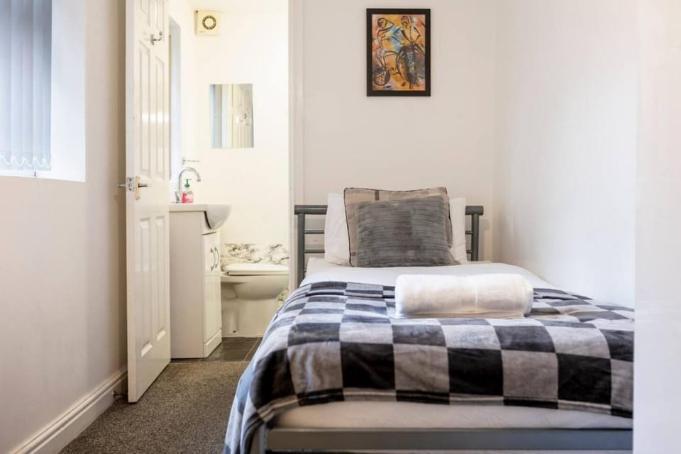4 BR House, Free Parking, All En Suites House in Newcastle-under-Lyme