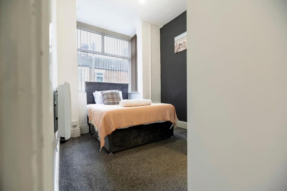 4 BR House, Free Parking, All En Suites House in Newcastle-under-Lyme