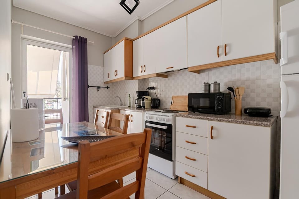 Coffee/tea facilities, Kitchen or kitchenette, Dining area, oven, stove, toaster