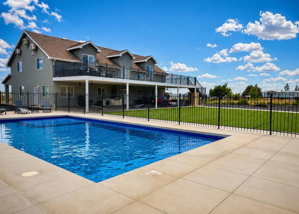 Property building, Day, Pool view, Swimming pool, sunbed