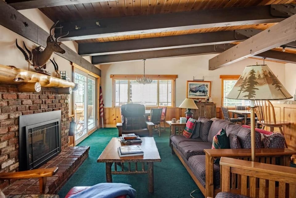 Tahoe Group Oasis | 5BR, EV Charger & Fast Wifi House in Homewood