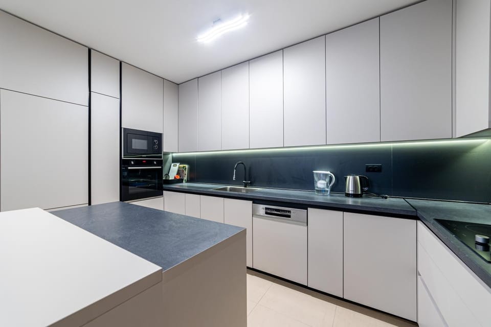 Kitchen or kitchenette, minibar, stove