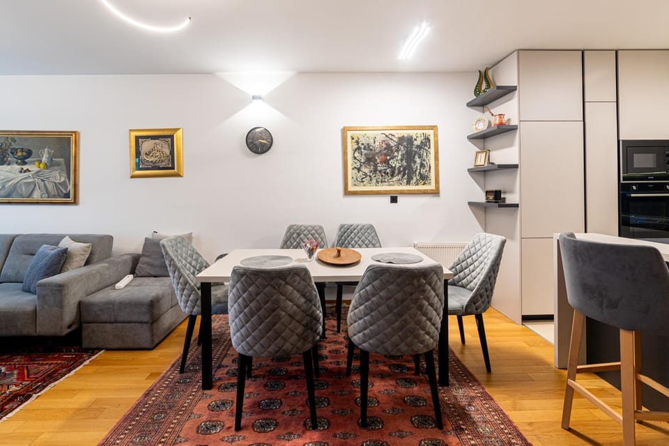 TV and multimedia, Kitchen or kitchenette, Living room, Seating area, Dining area