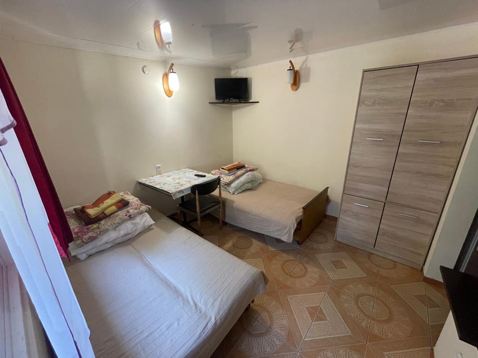 Communal lounge/ TV room, Bed, TV and multimedia, Photo of the whole room, Seating area, Bedroom, wardrobe