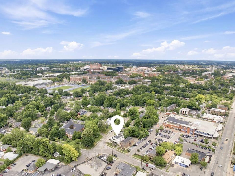 Charming Studio Stay Walk to Dining and UK Apartment in Lexington