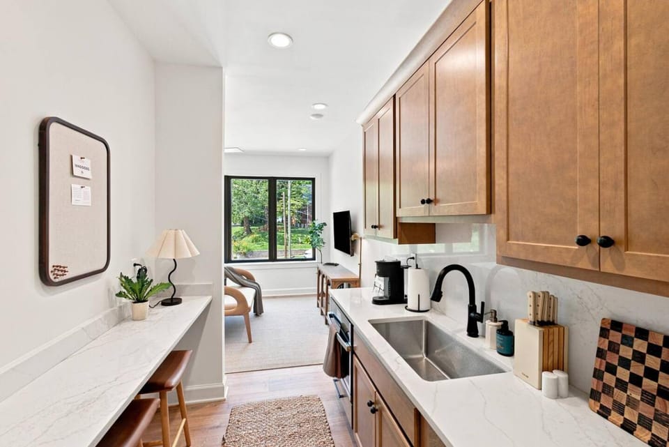 Charming Studio Stay Walk to Dining and UK Apartment in Lexington
