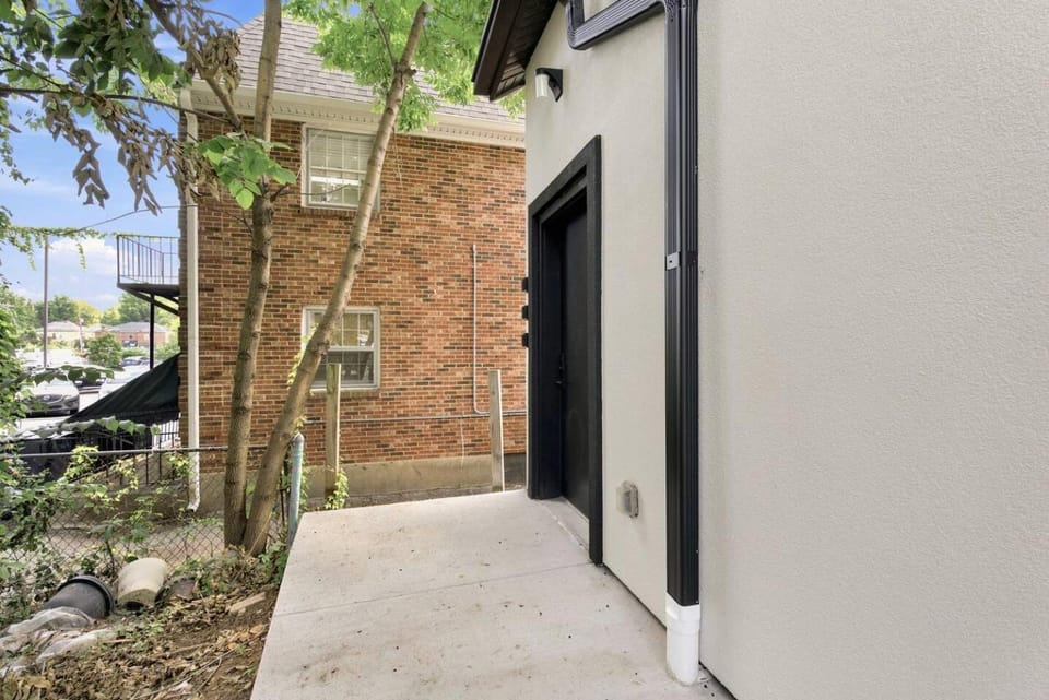 Stylish Chevy Chase Stay Walk to Dining and UK Apartment in Lexington