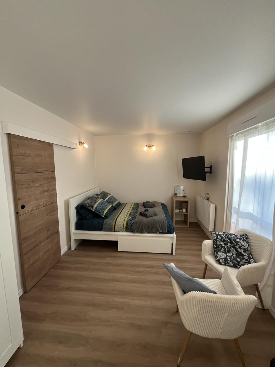 Bed, TV and multimedia, Photo of the whole room, Bedroom