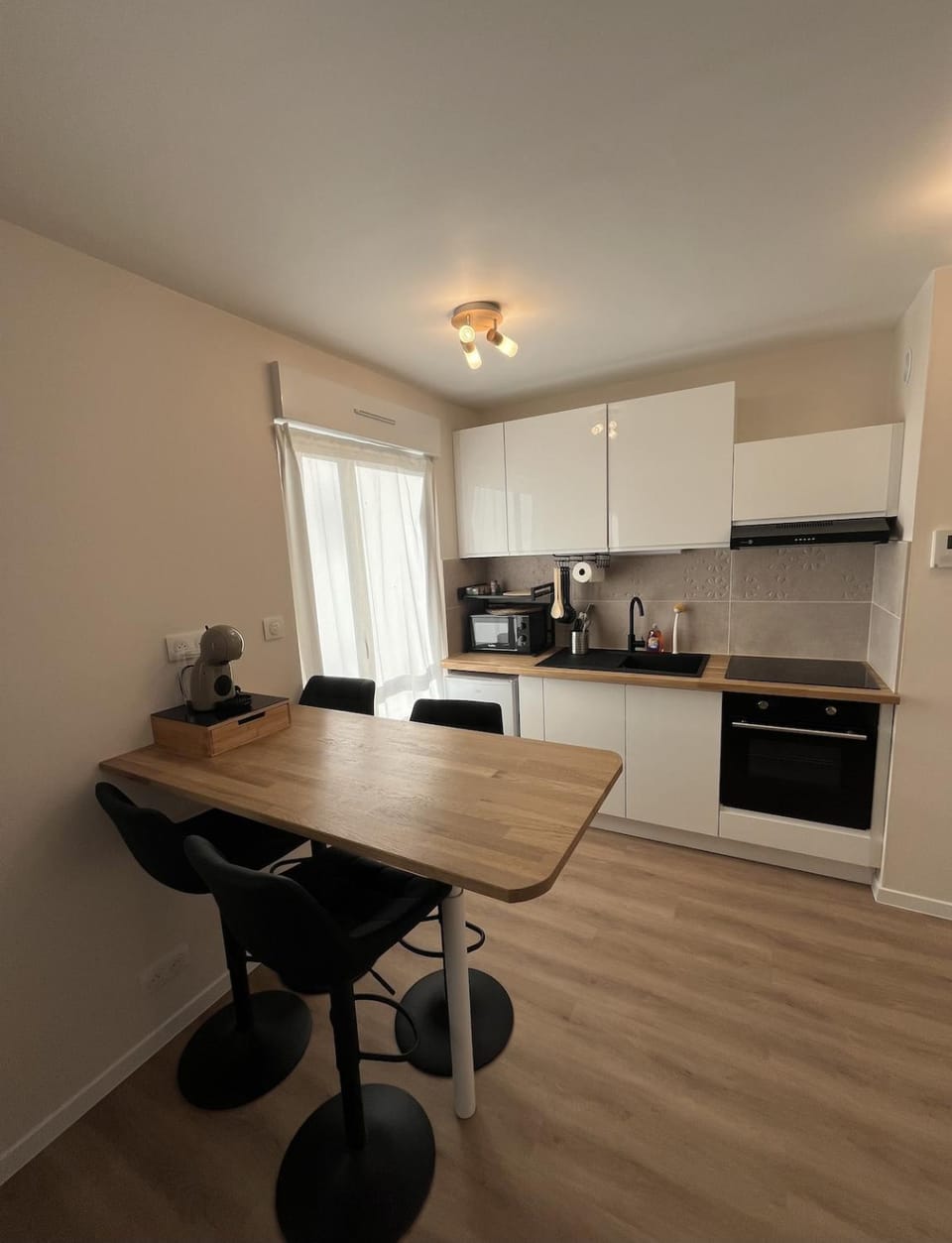 Kitchen or kitchenette, Dining area, toaster
