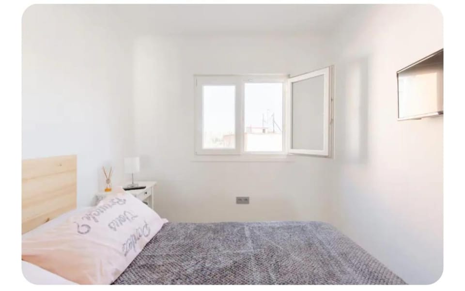 Photo of the whole room, Bedroom
