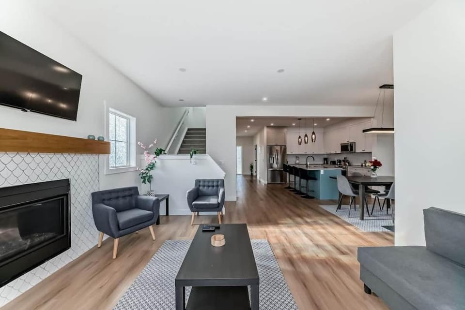 Free Parking | Relaxing 3BR Cochrane Home House in Cochrane