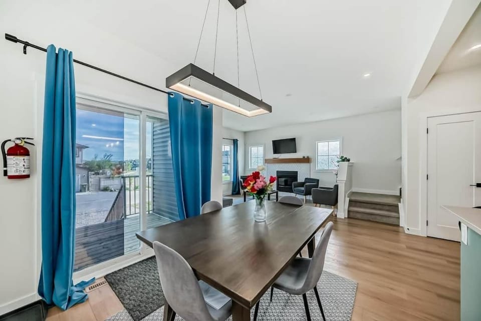 Free Parking | Relaxing 3BR Cochrane Home House in Cochrane