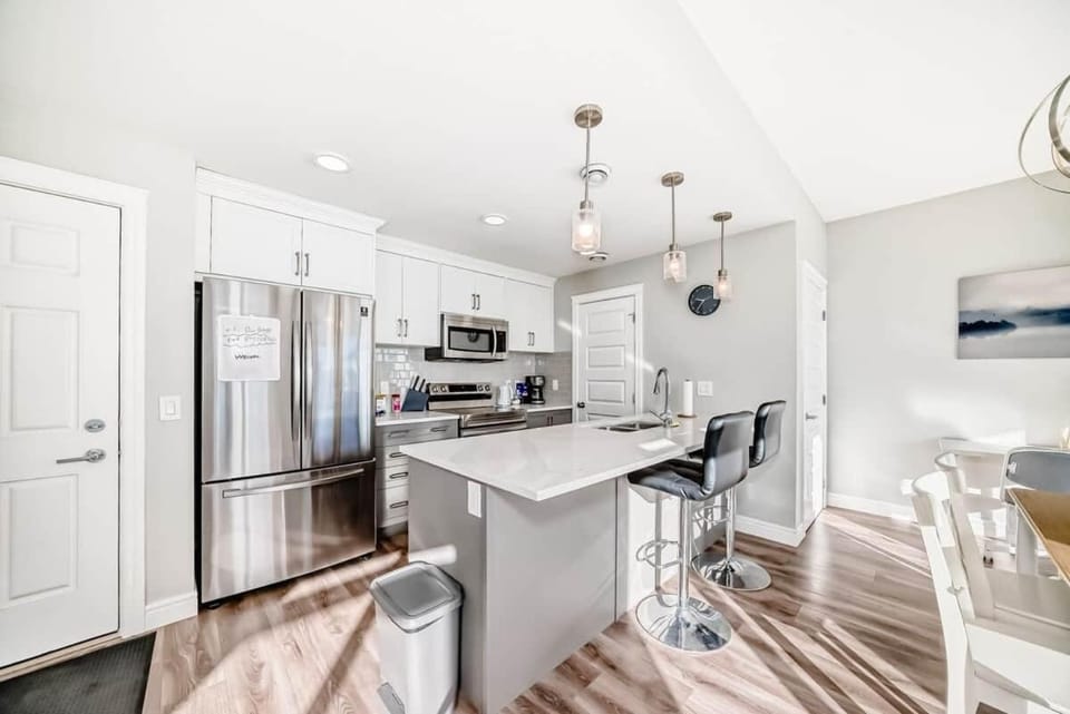 Double Garage | Stunning Home | Balcony House in Calgary
