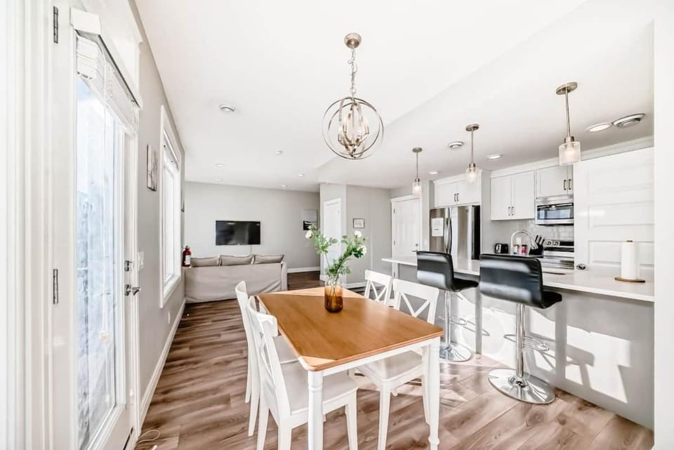Double Garage | Stunning Home | Balcony House in Calgary