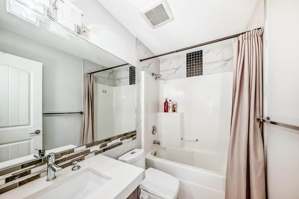 4BR Luxury Home | Free Parking | KING Bed House in Calgary