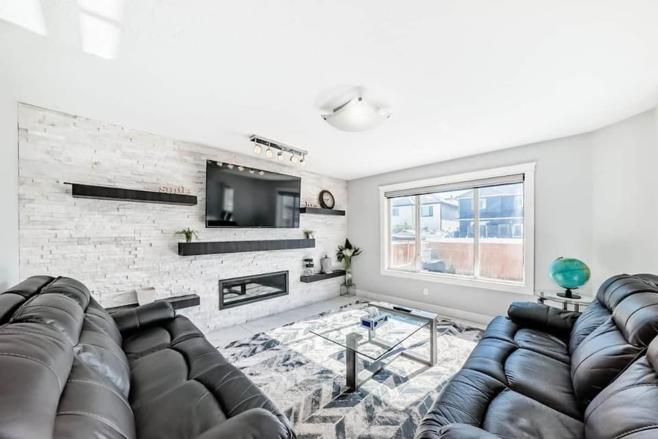 4BR Luxury Home | Free Parking | KING Bed House in Calgary