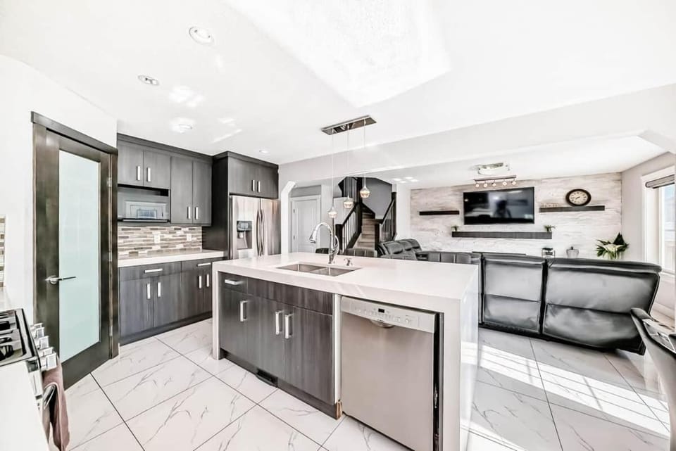 4BR Luxury Home | Free Parking | KING Bed House in Calgary