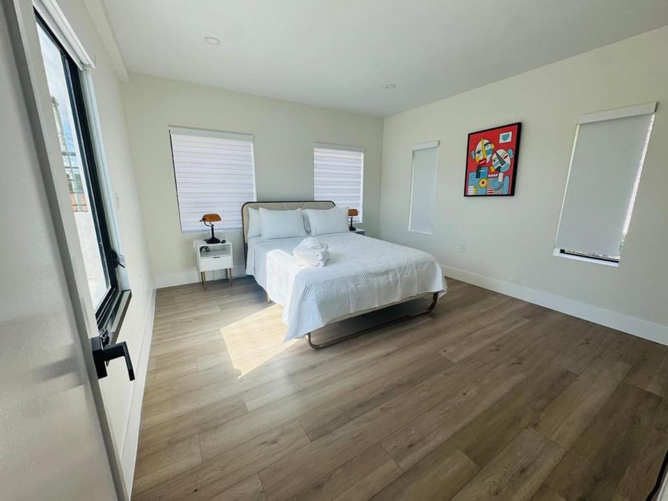 Modern 3BR Home Sleeps 8 Near Calle 8 Fast WiFi House in Coral Gables