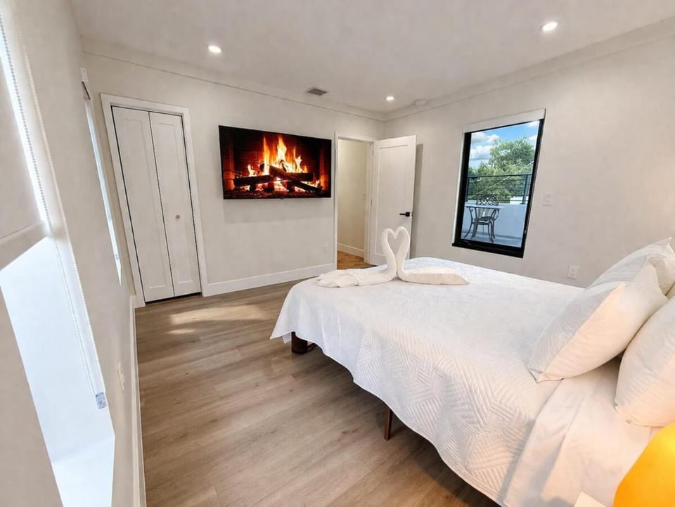 Modern 3BR Home Sleeps 8 Near Calle 8 Fast WiFi House in Coral Gables