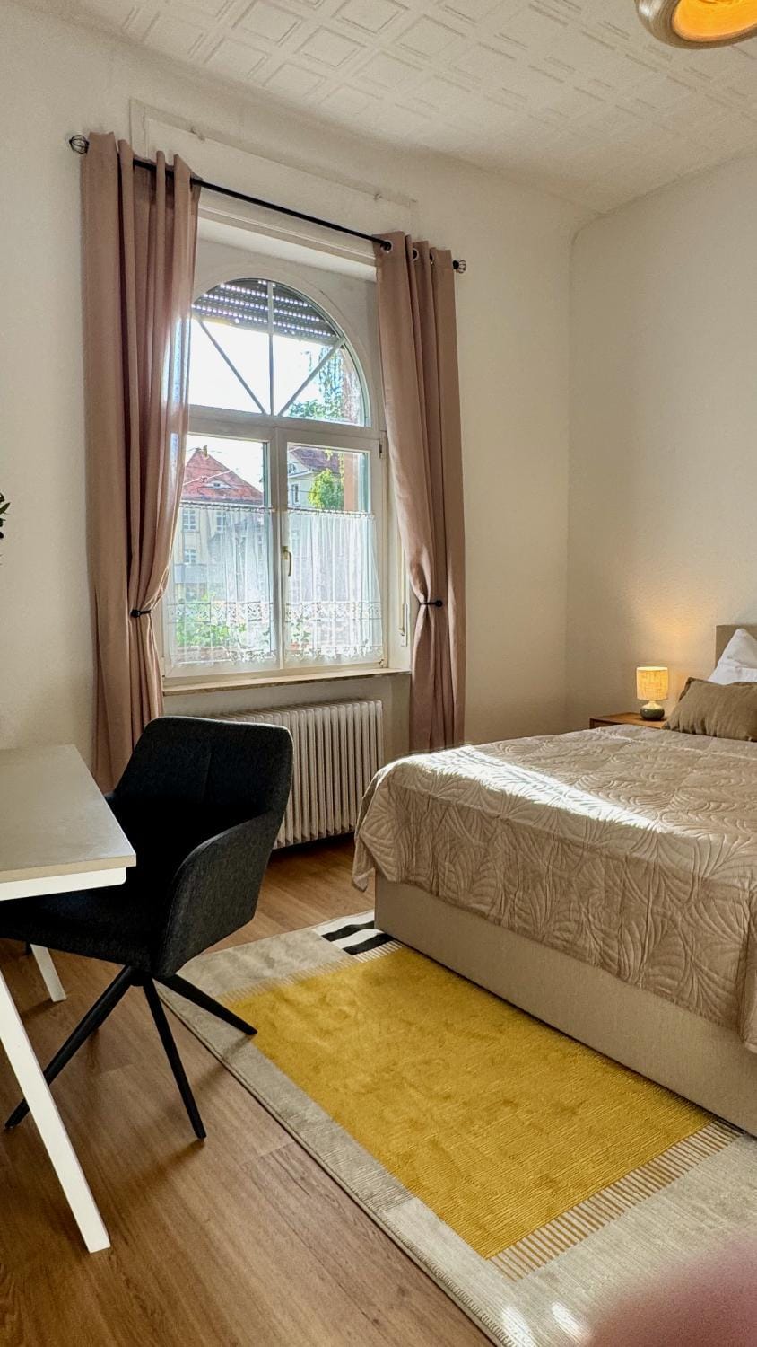 Bed, Living room, Photo of the whole room, Seating area, Bedroom
