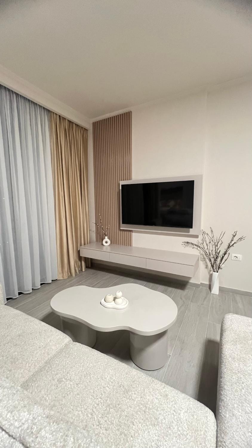 TV and multimedia, Living room, Seating area, Evening entertainment