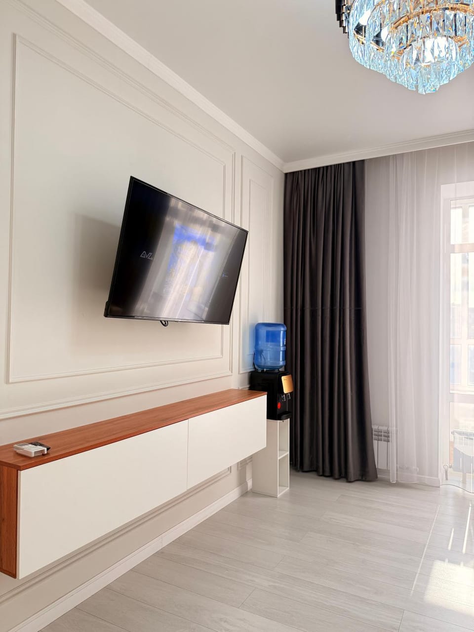Bed, TV and multimedia, Photo of the whole room, Bedroom