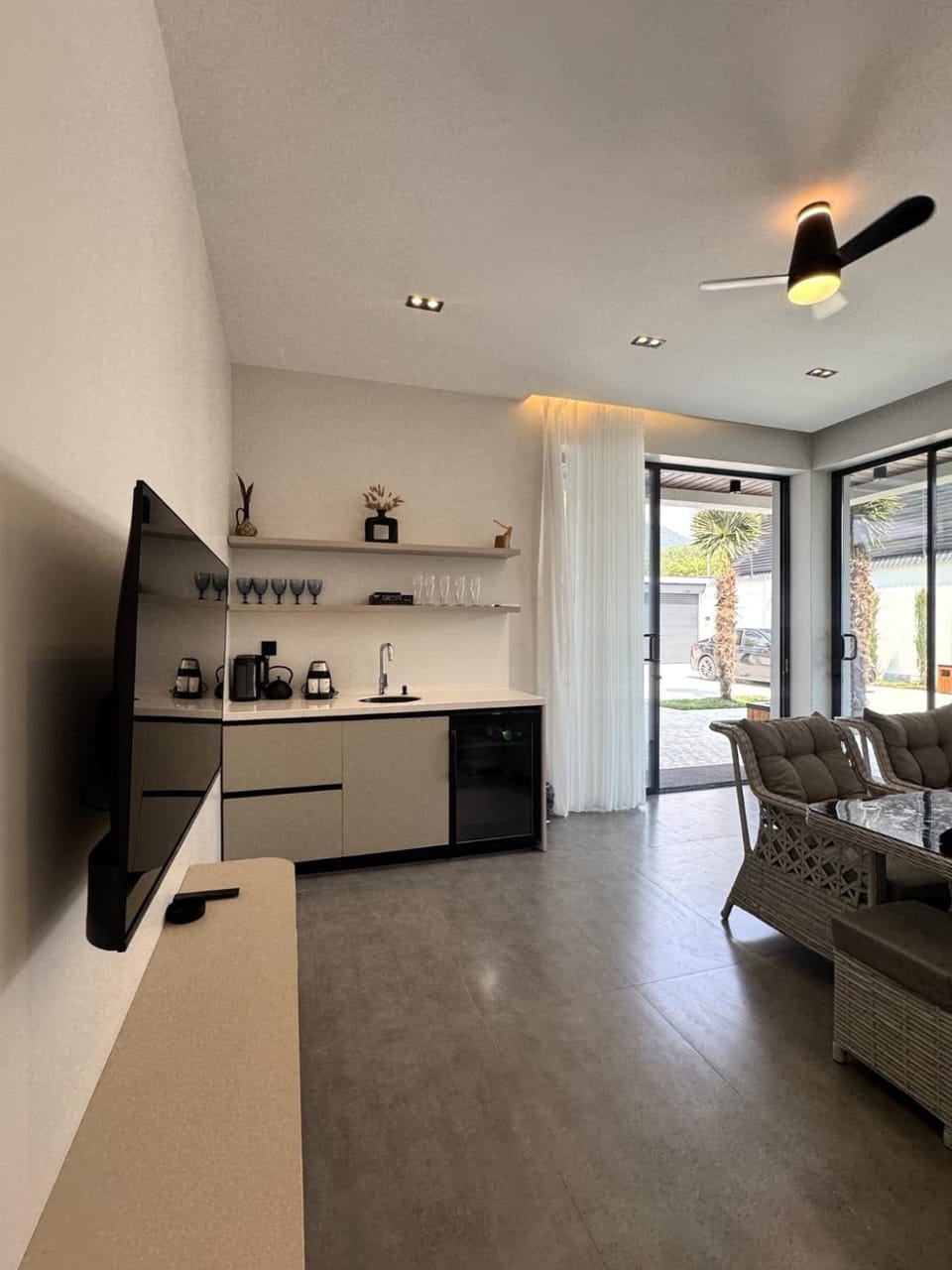 TV and multimedia, Living room, Seating area, Dining area