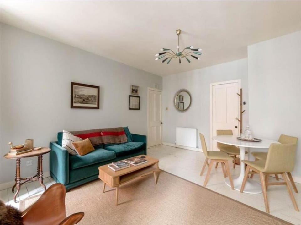 Cosy Grassmarket Hideaway Apartment in Edinburgh