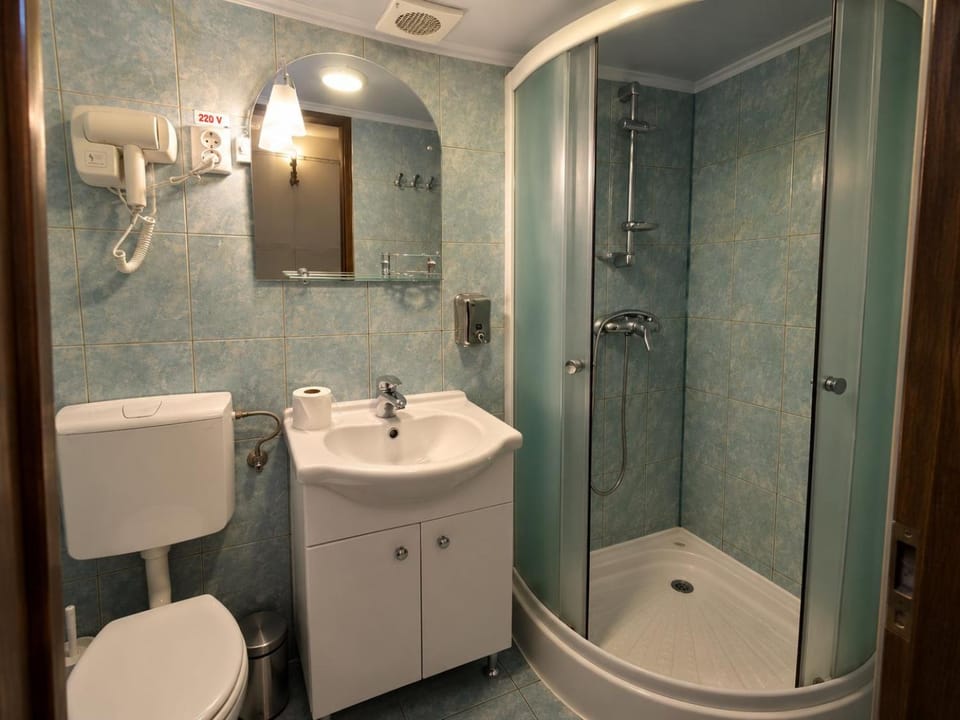 Shower, Toilet, Bathroom, towels