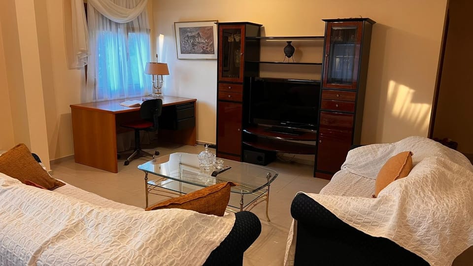 Communal lounge/ TV room, TV and multimedia, Living room, Photo of the whole room, Seating area, air conditioner