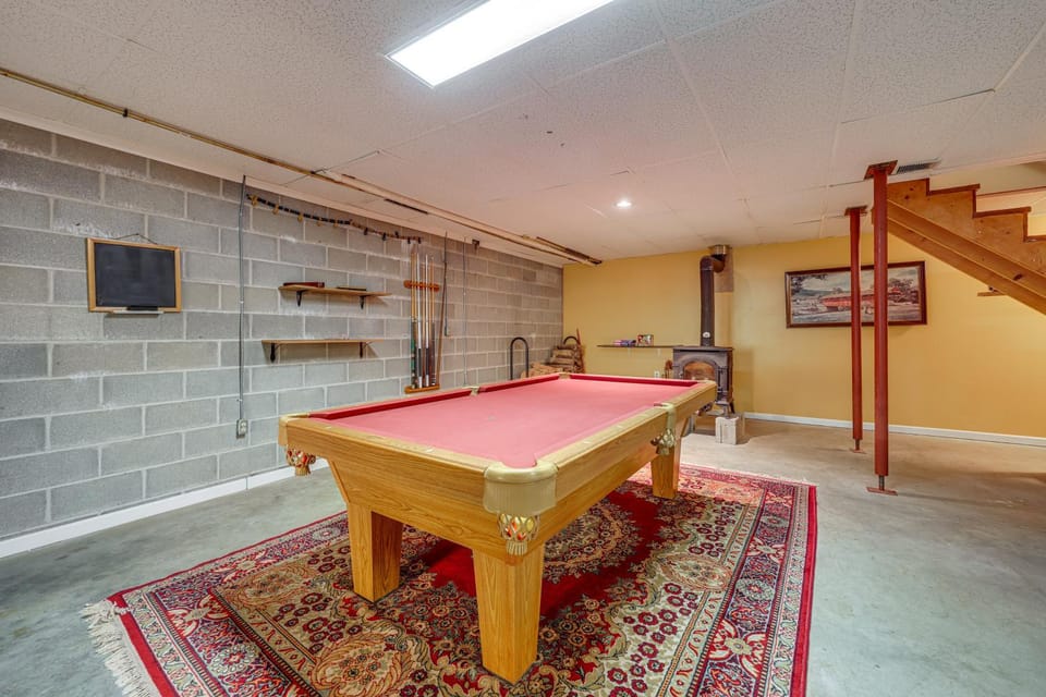 Unplug & Unwind! Romulus Family Gem w/ Swim Pond House in Varick