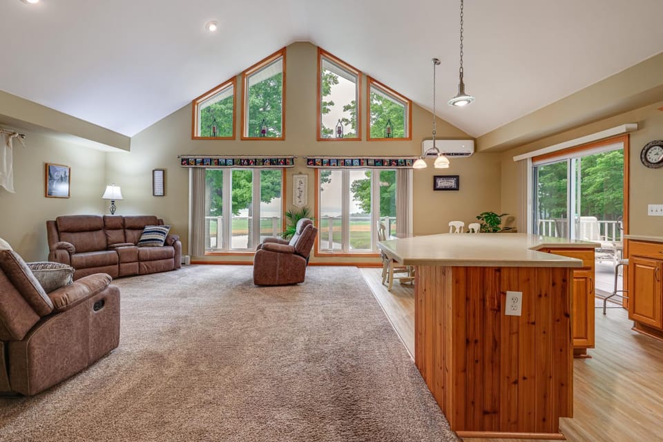 Unplug & Unwind! Romulus Family Gem w/ Swim Pond House in Varick