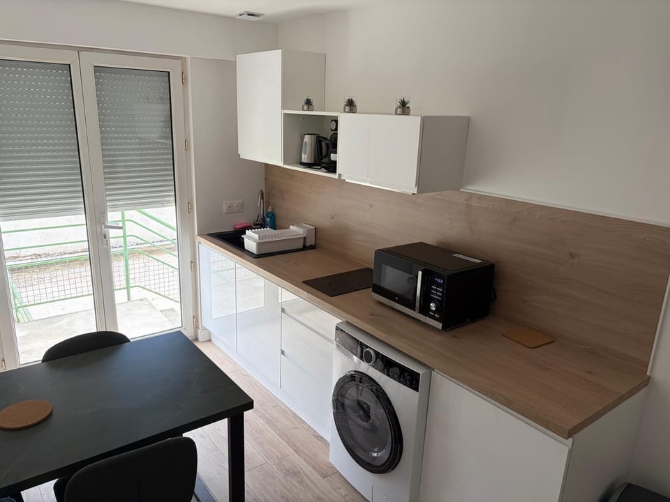 Kitchen or kitchenette, Dining area, stove, washing machine
