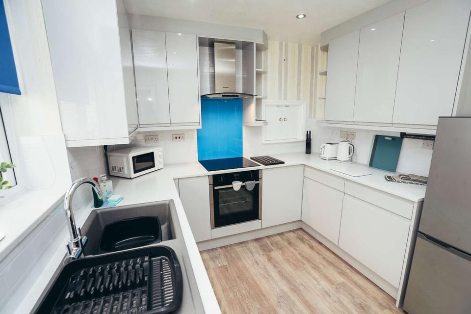 Spacious 4-Bed Bungalow with Private Parking House in Derby