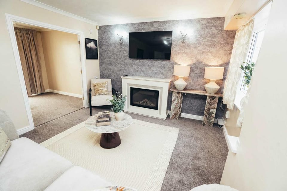Spacious 4-Bed Bungalow with Private Parking House in Derby
