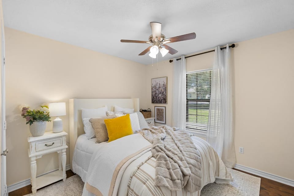 Wolf Pen Creek Retreat #A, 3BD 2BA, Workspace, Washer and Dryer, Parking House in College Station