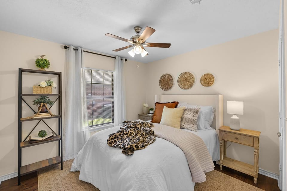 Wolf Pen Creek Retreat #A, 3BD 2BA, Workspace, Washer and Dryer, Parking House in College Station