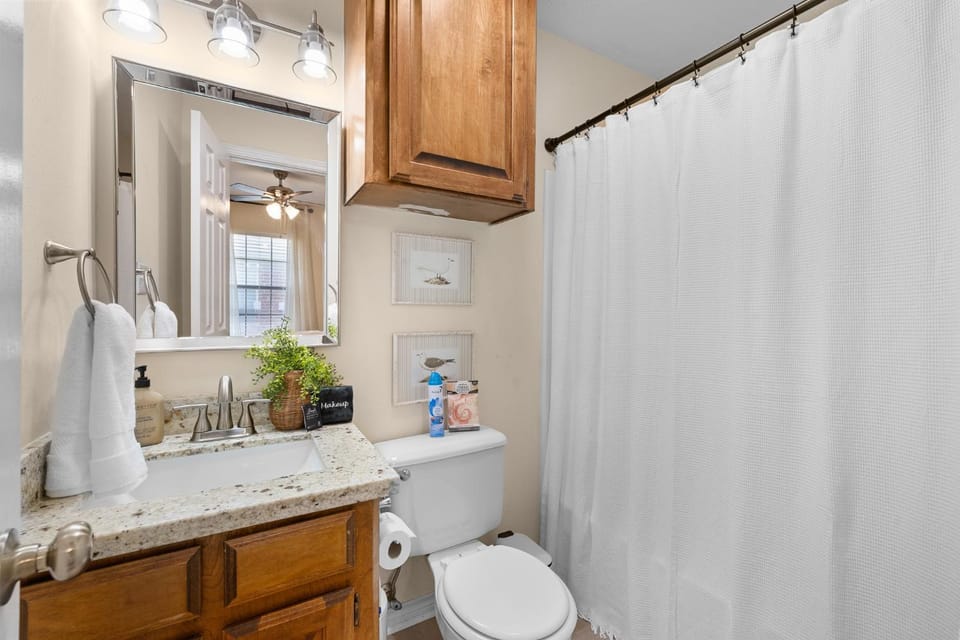 Wolf Pen Creek Retreat #A, 3BD 2BA, Workspace, Washer and Dryer, Parking House in College Station