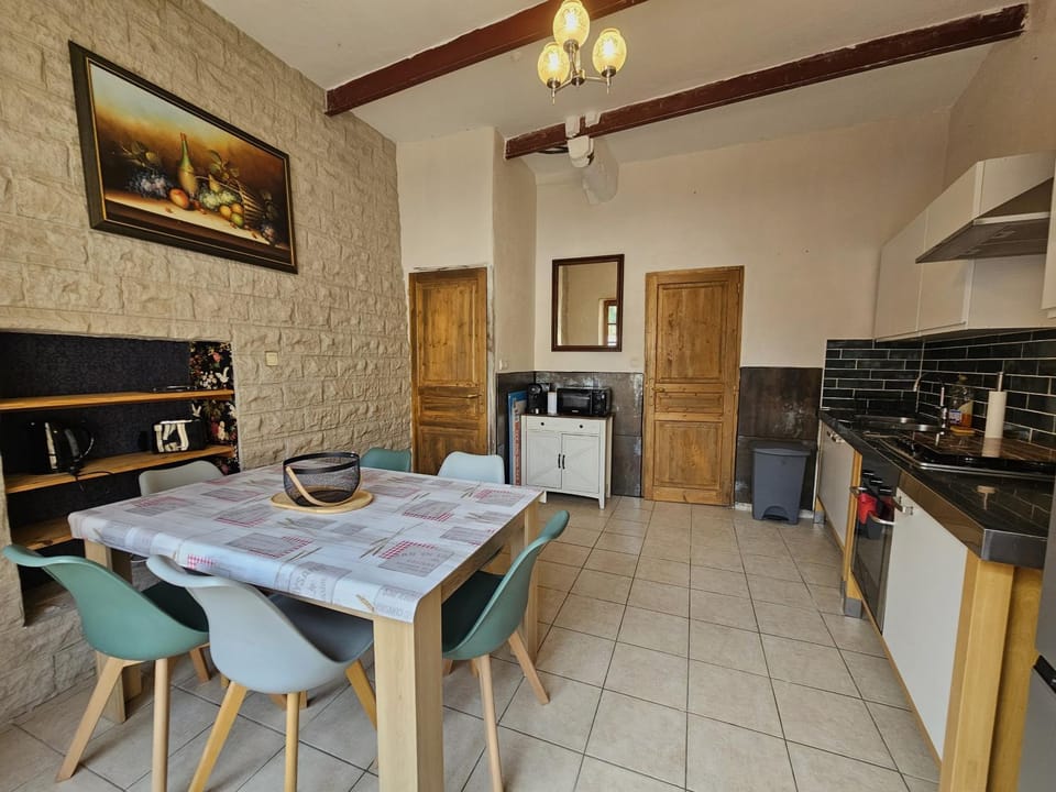 Kitchen or kitchenette, Dining area, oven, stove
