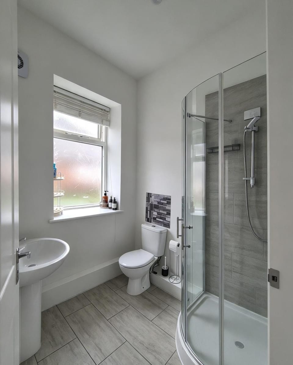 Shower, Toilet, Bathroom, towels