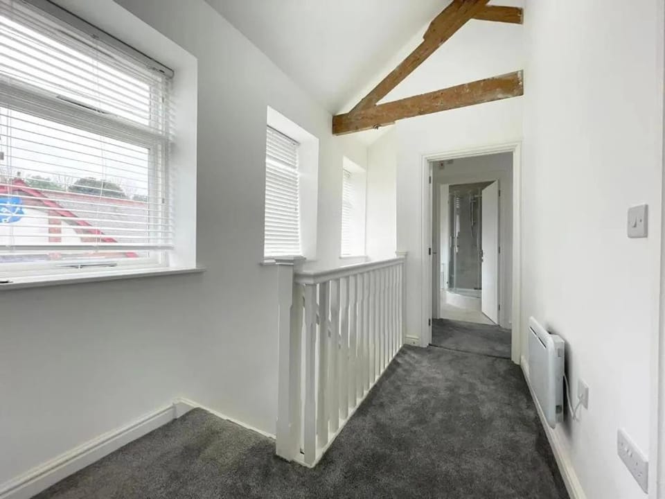 Contractor, NHS, Family Long Stay House with Parking & Fast WiFi in Willenhall House in Wolverhampton