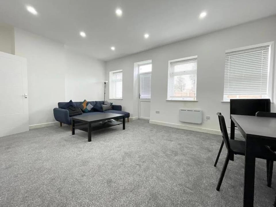 Contractor, NHS, Family Long Stay House with Parking & Fast WiFi in Willenhall House in Wolverhampton