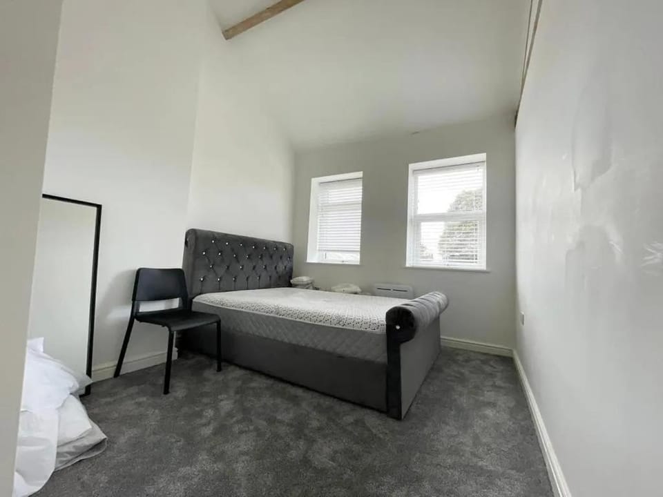 Contractor, NHS, Family Long Stay House with Parking & Fast WiFi in Willenhall House in Wolverhampton