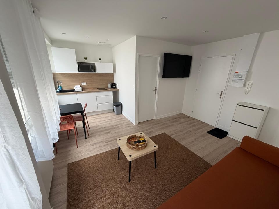 Kitchen or kitchenette, Living room, Seating area, Dining area