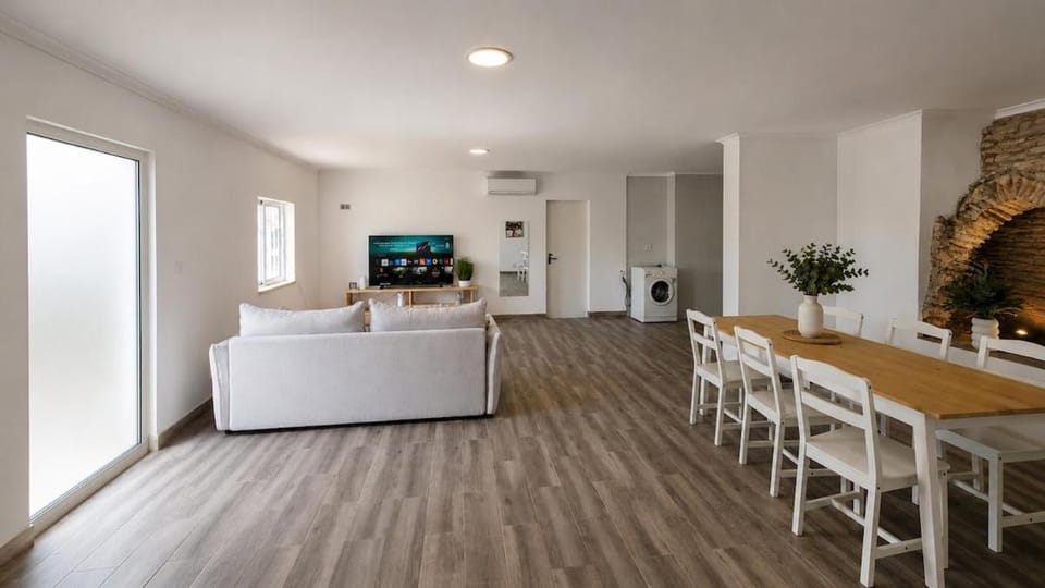 Communal lounge/ TV room, TV and multimedia, Living room, Seating area, Dining area